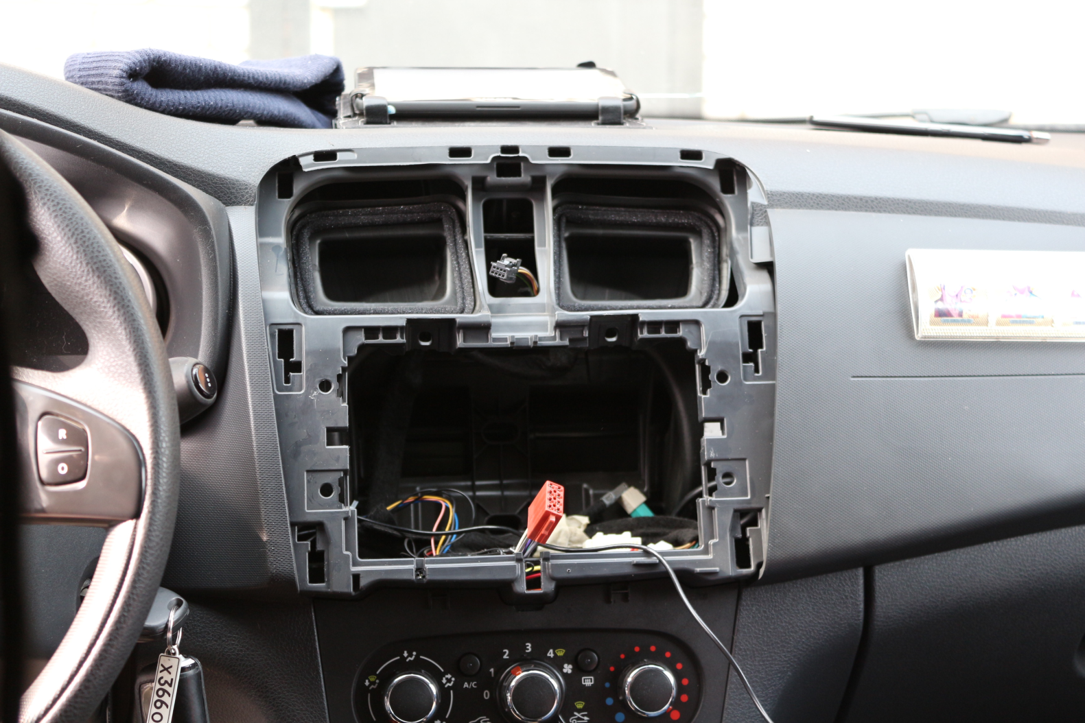 Как установить камеру заднего вида на автомобиль Renault Logan 2 - Авто журнал КарЛазарт